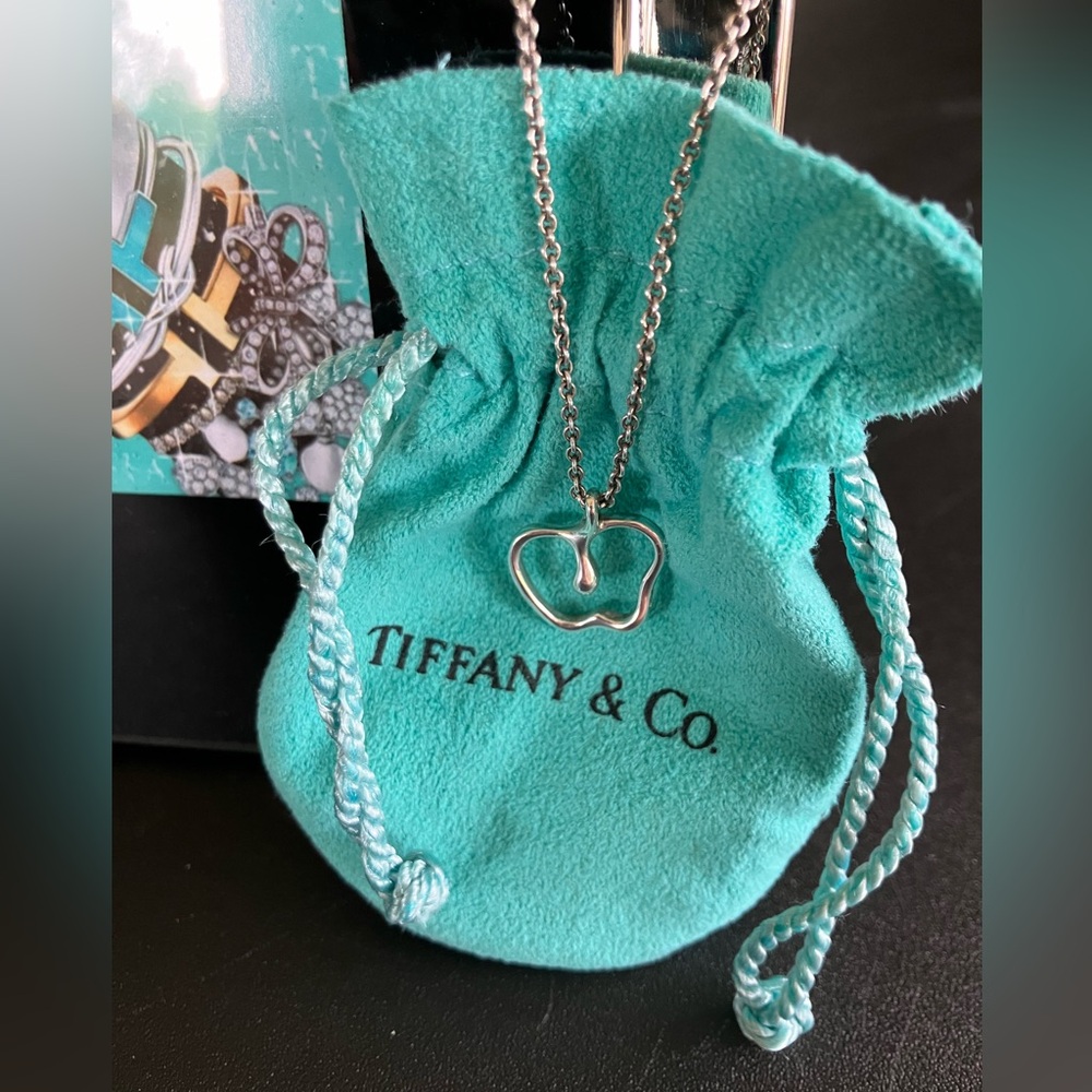 🩵 TIFFANY 🩵 and Co Elsa Peretti Apple pendant on Tiffany SS 16” chain